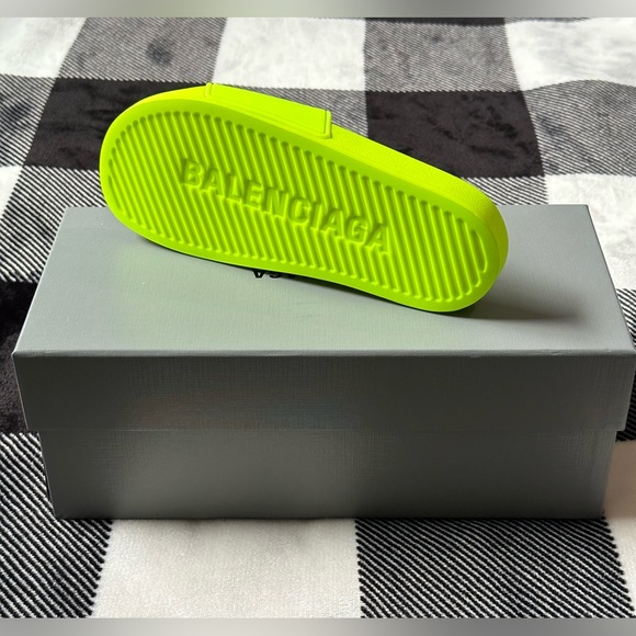 Balenciaga Slide Sandals. - Picture 5 of 5